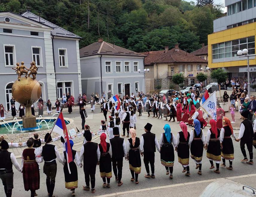 СРЕБРЕНИЦА, 14. СЕПТЕМБРА /СРНА/ - Фолклорна смотра "На дринске обале двије, једно се коло вије" одржана је на десној обали у Љубовији у Србији и са лијеве стране Дрине у Сребреници.