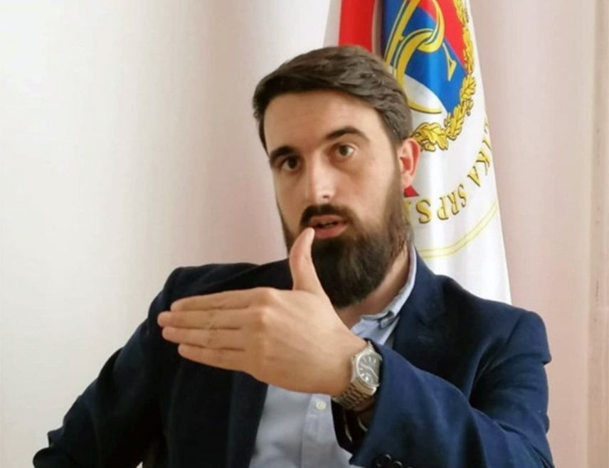 ИСТОЧНО САРАЈЕВО, 15. СЕПТЕМБРА /СРНА/ - Српска застава и јединство морају се очувати упркос свим нападима споља, али и изнутра, јер српски народ на то обавезују преци, данашњи датум 15. септембар - Дан српског јединства, слободе и националне заставе, славне битке из прошлости, као и колијевке нерођене дјеце, изјавио је Срни социолог Владимир Васић.