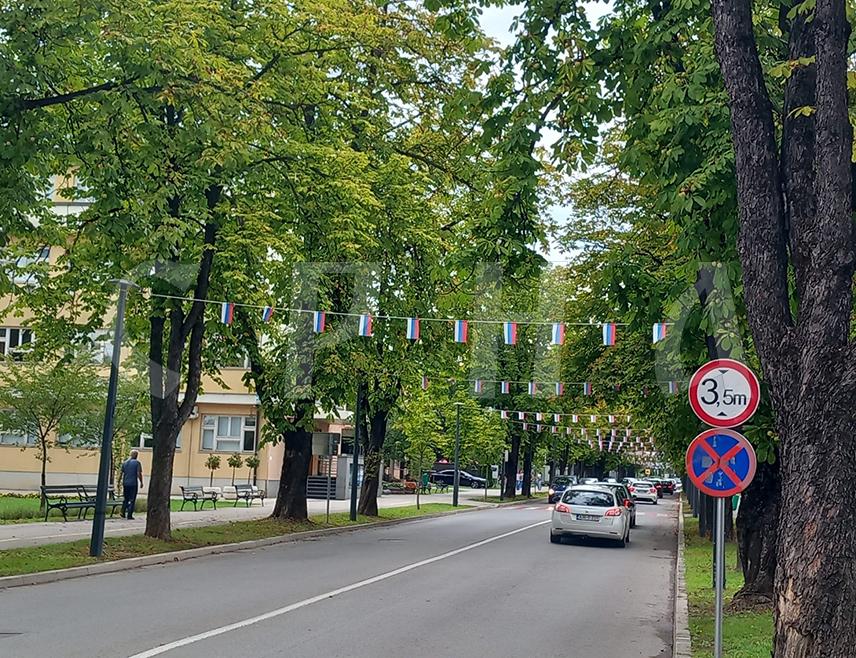 ПРИЈЕДОР/КОЗАРСКА ДУБИЦА, 15. СЕПТЕМБРА /СРНА/ - Улице Приједора и Козарске Дубице данас су окићене заставама Републике Српске и Србије поводом обиљежавања 15. септембра - Дана српског јединства, слободе и националне заставе.