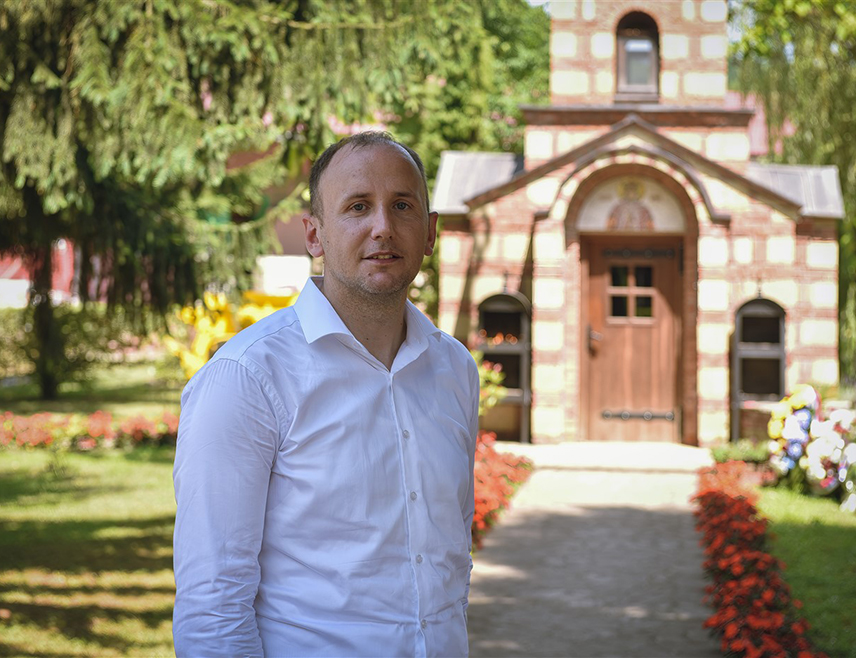 СРЕБРЕНИЦА, 15. СЕПТЕМБРА /СРНА/ - Предсједник општинске Организације породица заробљених и погинулих бораца и несталих цивила Сребренице Бранимир Којић рекао је да је српском народу јединство потребније него икад и да се српско тробојка мора вијорити на сваком кораку.