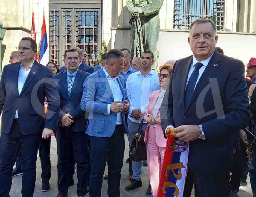 БАЊАЛУКА, 15. СЕПТЕМБРА /СРНА/ - Предсједник Републике Српске Милорад Додик поручио је данас да сви Срби морају да се боре за идеју један народ једна држава.