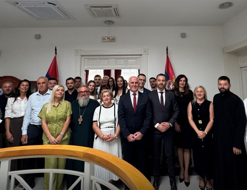 MOSTAR, SEPTEMBER 15 /SRNA/ – The celebration of the Day of Serbian Unity, Freedom and the National Flag is necessary, because freedom was not handed to the Serbian people on a silver platter, but rather Serbs fought for it for centuries, said the Consul General of Serbia in Mostar, Vaso Gujić, at today’s celebration of this holiday in the city on the Neretva river.