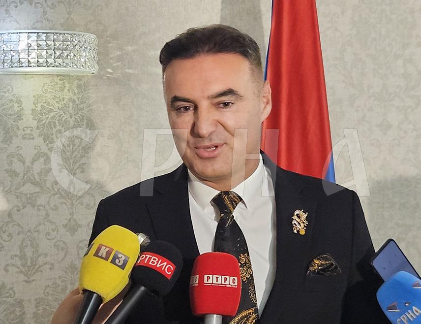 ИСТОЧНО САРАЈЕВО, 15. СЕПТЕМБРА /СРНА/ - Амбасадор БиХ у Кини Синиша Берјан добитник је признања Универзитета у Источном Сарајеву за изузетан допринос његовом развоју и представљању у свијету.