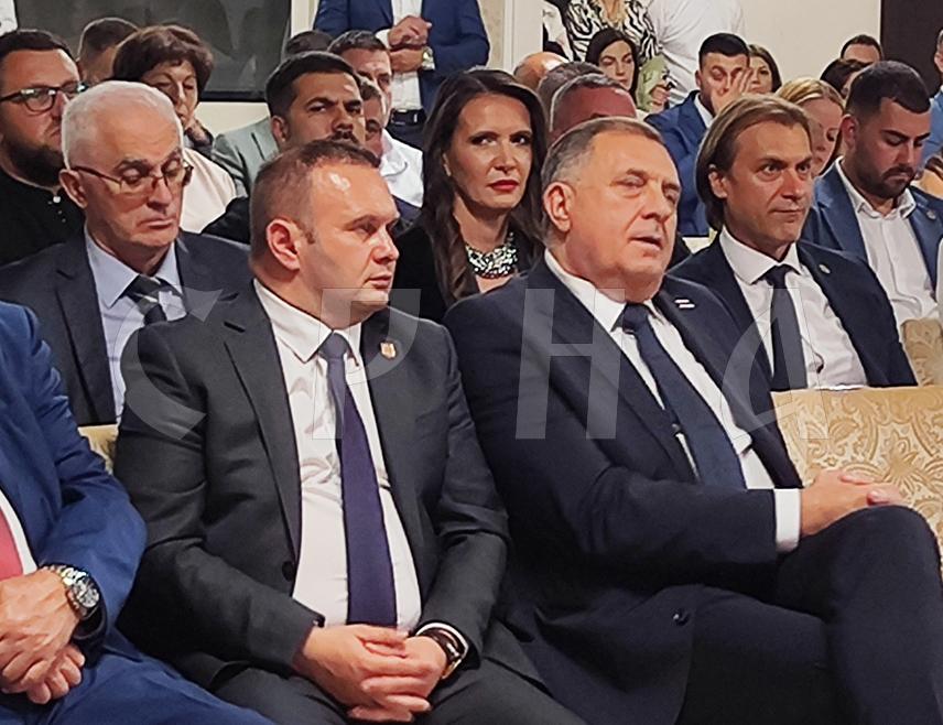 ИСТОЧНО САРАЈЕВО, 15. СЕПТЕМБРА /СРНА/ — Градоначелник Источног Сарајева Љубиша Ћосић честитао је Дан Универзитета у овом граду и изразио убјеђење да је ова установа основа развоја Српске.