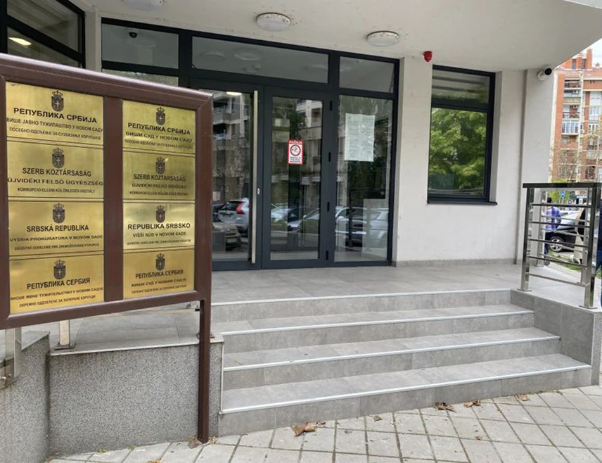 НОВИ САД, 16. СЕПТЕМБРА /СРНА/ - Више јавно тужилаштво у Новом Саду подигло је оптужницу против 13 особа, међу којима је бивши министар саобраћаја Горан Весић, у вези са падом надстрешнице на новосадској Жељезничкој станици, када је погинуло 16 особа.