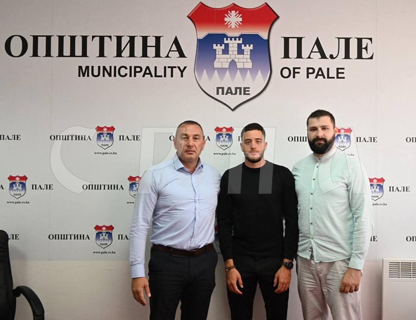 ПАЛЕ, 16. СЕПТЕМБРА /СРНА/ - Начелник општине Пале Дејан Којић организовао је данас пријем за осамнаестогодишњег паљанског биатлонца Срђана Лаловића који је у протеклом периоду освојио двије златне медаље на Балканском првенству у хрватским Делницама и једну у Сјеници у Србији.