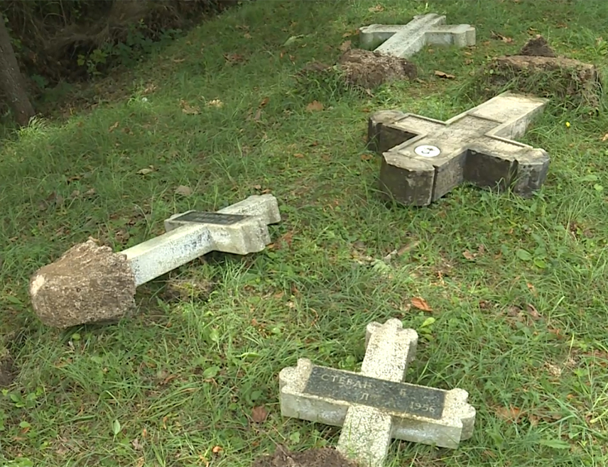 ISTOČNO SARAJEVO, SEPTEMBER 16 /SRNA/ – This year, 72 attacks have been recorded in the Federation of BiH /FBiH/ targeting Serb property and assets belonging to the Serbian Orthodox Church, with the latest act of vandalism being the destruction of tombstones at the Orthodox cemetery in the village of Pečuj near Zenica, which had withstood Ottoman and Austro-Hungarian occupation, but not the harsh reality of today's FBiH, which sends a dangerous message to both the expelled and remaining Serbs.
