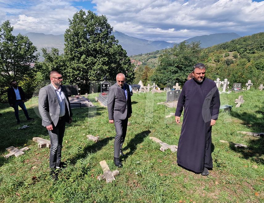 ZENICA, SEPTEMBER 16 /SRNA/ – The Minister of Labor and Veterans' and Disabled Protection of Republika Srpska Danijel Egić visited today the Orthodox cemetery in the village of Pečuj near Zenica, where vandals broke and damaged more than 60 crosses and tombstones.