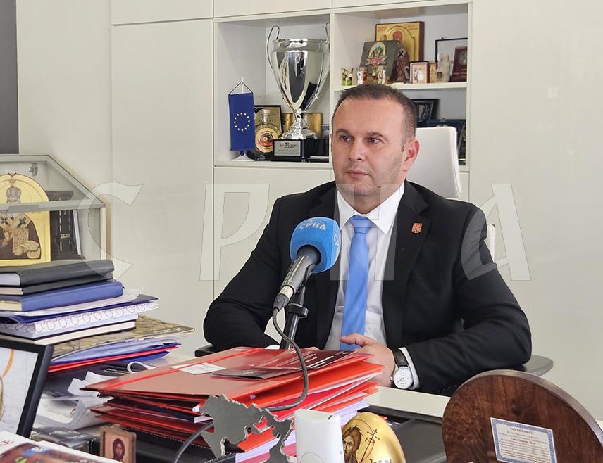 Ћосић најављује да ће градске власти од идуће године увести механизам који ће бити подршка вишечланим породицама са четворо и више дјеце, али не као социјалним категоријама већ као подстицај људима који доприносе да град остаје на истом или још већем броју становника