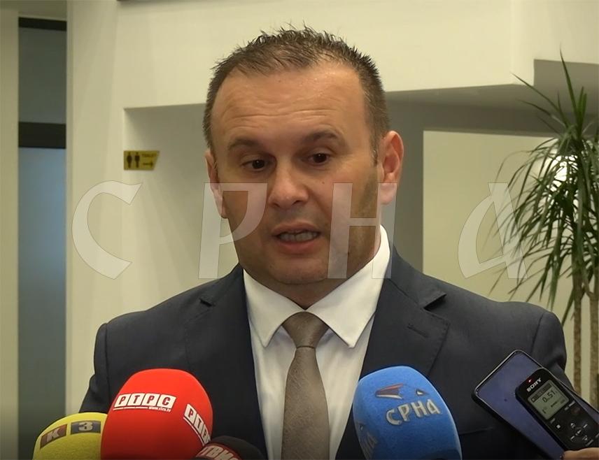 ИСТОЧНО САРАЈЕВО, 16. СЕПТЕМБРА /СРНА/ - Градоначелник Источног Сарајева Љубиша Ћосић рекао је вечерас да овај град са својих шест општина иде напријед захваљујући стваралачкој енергији и помоћи Владе Републике Српске.