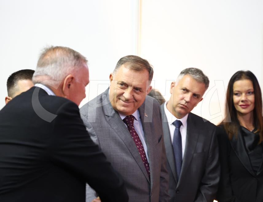 БАЊАЛУКА, 16. СЕПТЕМБРА /СРНА/ - Предсједник Републике Српске Милорад Додик захвалио је академику Душану Ковачевићу за дивне ријечи изговорене на отварању Међународног сајма књиге у Бањалуци, те истакао да је његово разумијевање положаја у коме се налази Република Српска велико охрабрење.