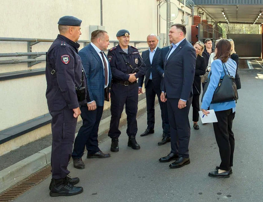 МОСКВА, 17. СЕПТЕМБРА /СРНА/ - Министар унутрашњих послова Републике Српске Жељко Будимир и директор Полиције Републике Српске Синиша Кострешевић бораве у службеној посјети Главној управи Министарства унутрашњих послова Руске федерације за Град Москву, гдје су посјетили Московски Други специјални пук.
