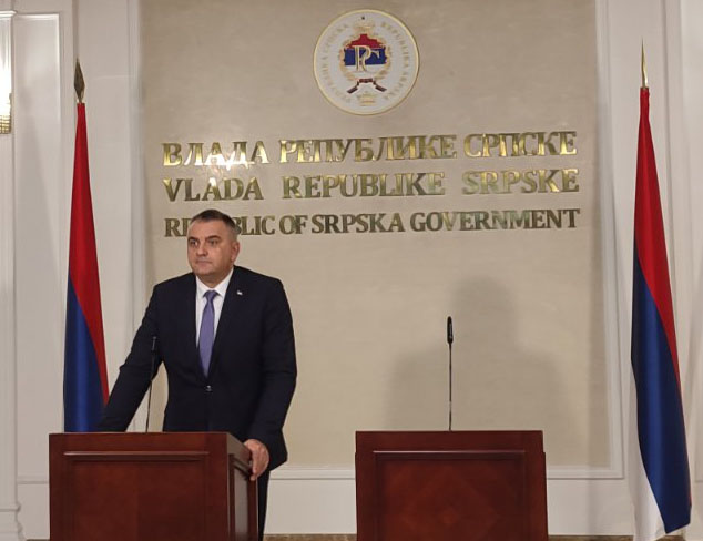 БЕОГРАД, 18. СЕПТЕМБРА /СРНА/ - Предсједник Владе Републике Саво Минић рекао је да ће БиХ формало постојати колико буде сарадње два енитета, али уколико они из ФБиХ буду први који ће разградити ту државну заједница српска страна им само на томе може бити захвална.