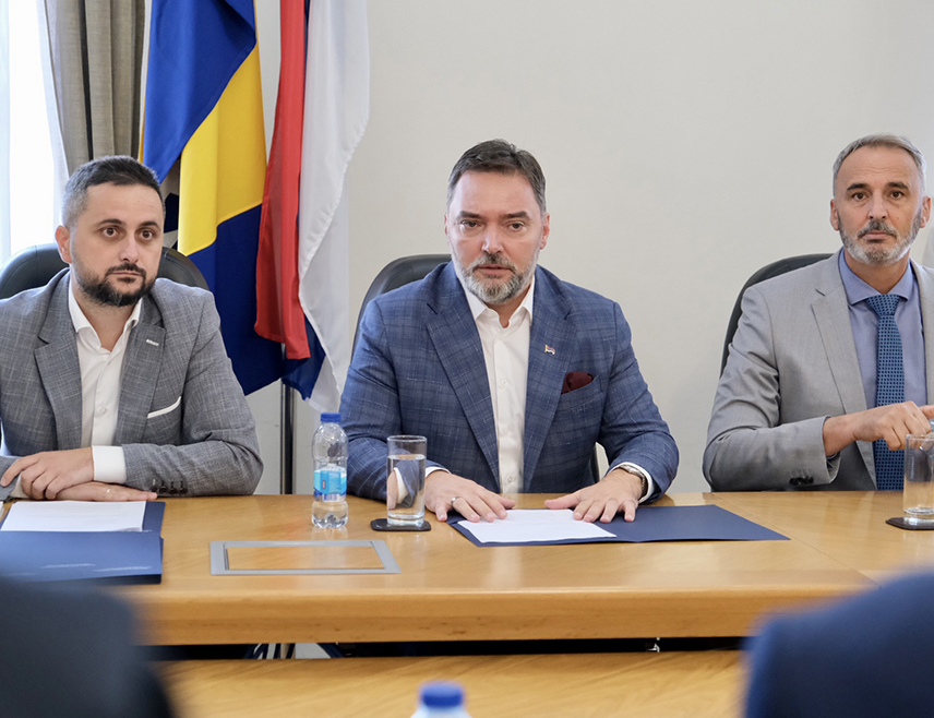 САРАЈЕВО, 18. СЕПТЕМБРА /СРНА/ - Министар спољне трговине и економских односа у Савјету министара Сташа Кошарац потписао је споразум о сарадњи надлежних инспекцијских органа и Конзорцијума "Логистика БиХ", а циљ је да се смање застоји на царинским терминалима и убрза проток робе.