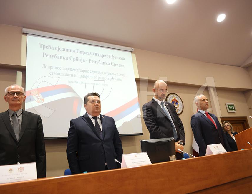 БАЊАЛУКА, 18. СЕПТЕМБРА /СРНА/ - Копредсједавајући Парламентарног форума Република Српска - Србија Срђан Мазалица рекао је Срни да је на данашњој сједници Форума у Бањалуци одаслана порука слободе, односно да у БиХ даље не може да егсзистира страни окупатор.