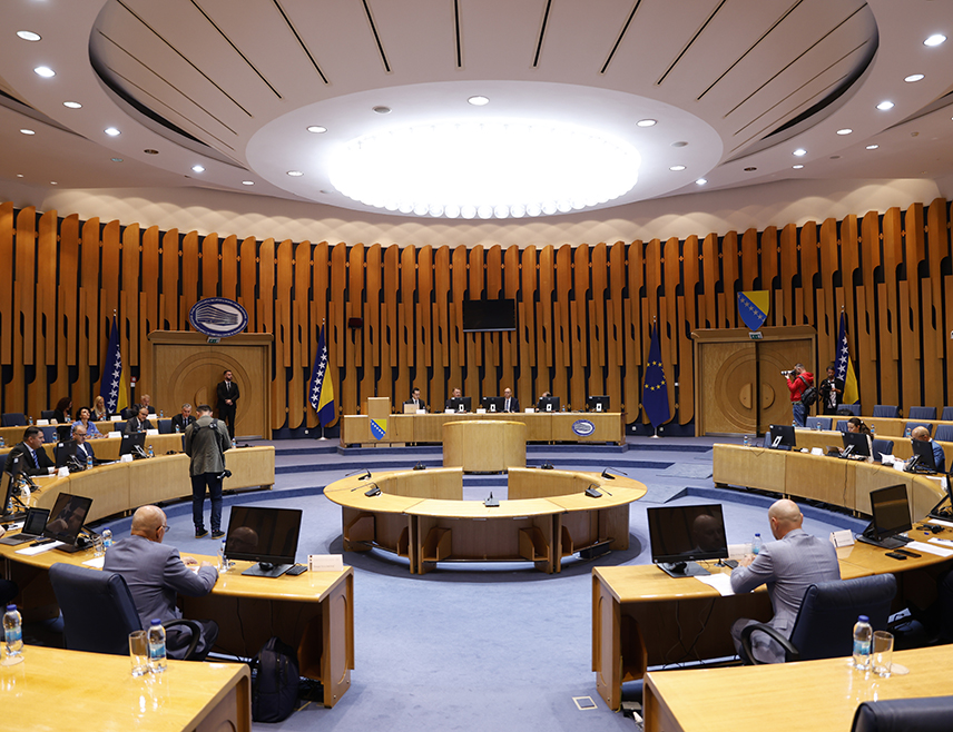 САРАЈЕВО, 18. СЕПТЕМБРА /СРНА/ - На састанаку Парламентарног одбора за стабилизацију и придруживање између БиХ и ЕУ у Сарајеву данас је наглашена потреба за наставком политичког дијалога између институција БиХ и ЕУ.