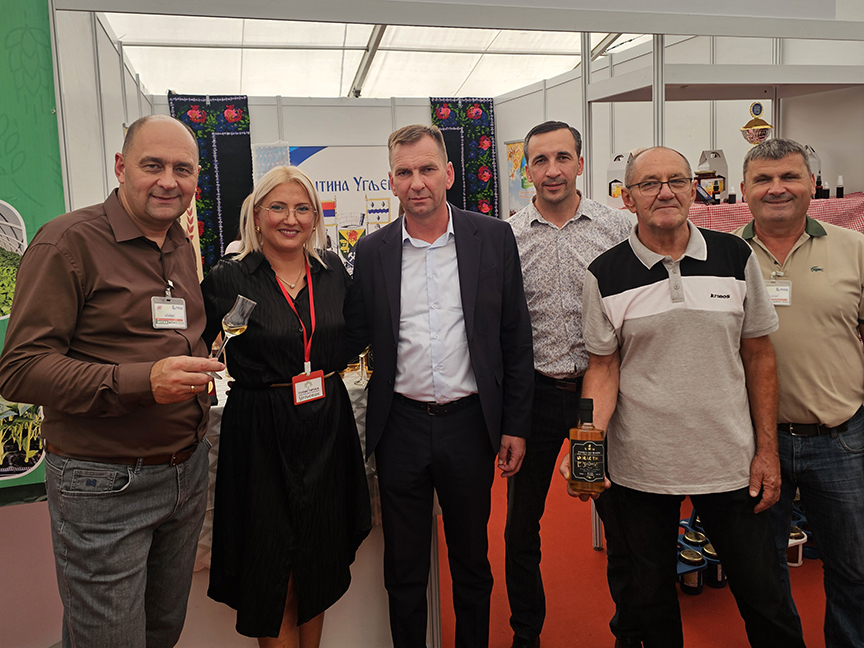 БИЈЕЉИНА, 18. СЕПТЕМБРА /СРНА/ - Општина Угљевик представила је своје потенцијале на Сајму пољопривреде, лова и риболова "Интерагро" у Бијељини, а начелник општине Драган Гајић угостио је на штанду премијера Републике Српске Саву Минића, министра пољопривреде, шумарства и водопривреде Србије Драгана Гламочића и министре у Влади Српске Војина Митровића и Анђелку Кузмић.