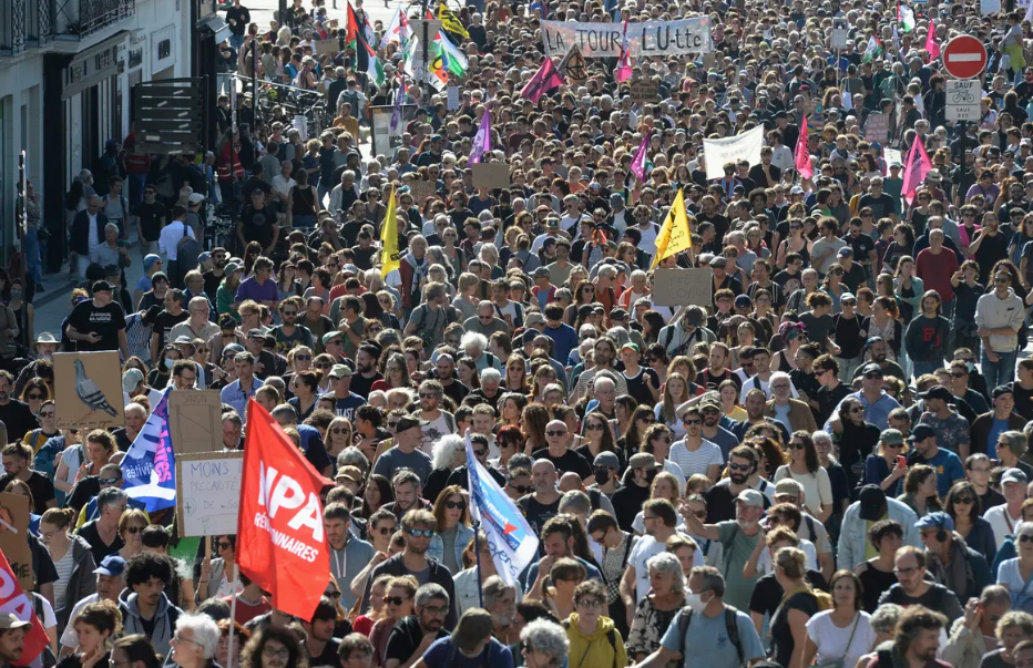 ПАРИЗ, 18. СЕПТЕМБРА /СРНА-Ројтерс/ - Стотине хиљада људи учествовало је у протестима поводом мјера штедње широм Француске, саопштили су синдикати и позвали предсједника Емануела Макрона и новог премијера Себастијана Лекорнуа да одустану од најављених буџетских резова.