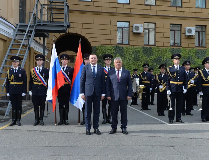 МОСКВА, 19. СЕПТЕМБРА /СРНА/ - Сарадња МУП-а Републике Српске и Главне управе МУП-а Руске Федерације за Град Москву је на изузетном нивоу и она ће се наставити развијати у наредном периоду кроз размјену исустава и организовање различитих специјалистичких обука за полицијске службенике, закључено је на састанку министра унутрашњих послова Републике Српске Жељка Будимира и начелника Главног штаба МУП-а Руске Федерације за Град Москву Олега Анатолевича Боранова.