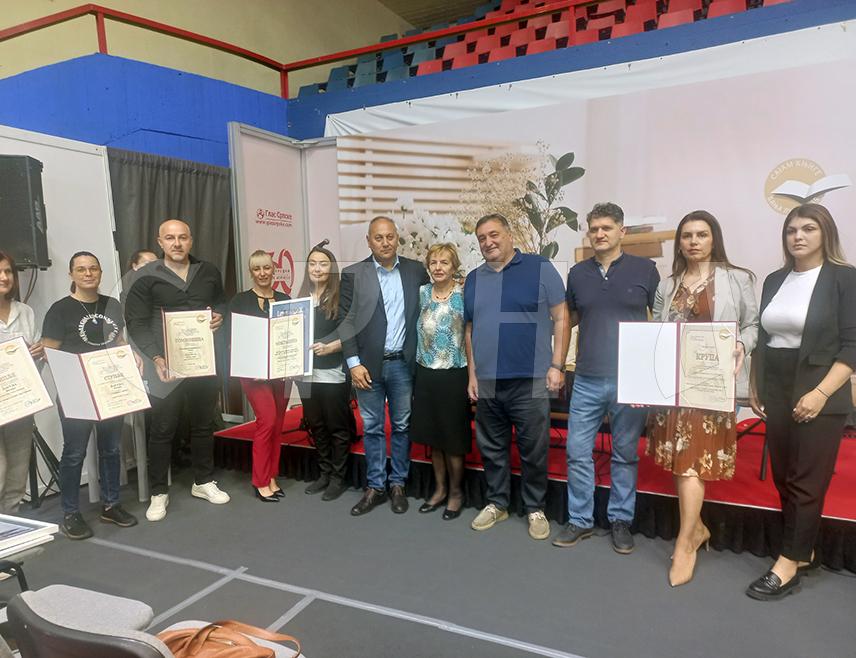 БАЊАЛУКА, 19. СЕПТЕМБРА /СРНА/ - Бањалучки писац Tања Ступар Tрифуновић добитник је награде "Липље" за савремену књижевност на 30. Међународном сајму књиге "Бањалука 2025" за роман "Дуж оштрог ножа лети птица" у издању београдске издавачке куће "Лагуна".