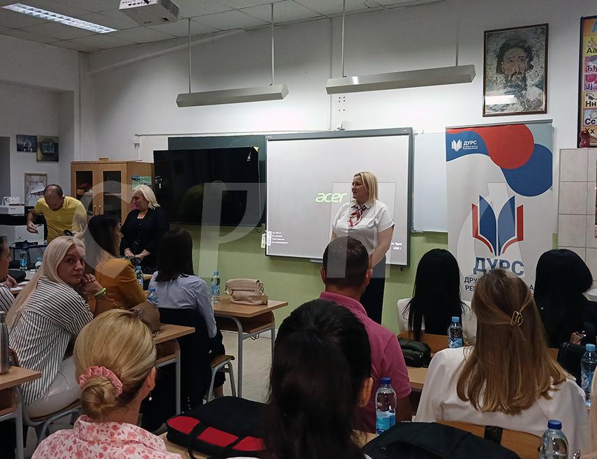 ИСТОЧНО НОВО САРАЈЕВО, 19. СЕПТЕМБРА /СРНА/ - У разредној настави акценат треба да буде на описмењавању ученика и њиховом оспособљавању да правилно и функционално користе српски језик, како у говору, тако и у писању, изјавила је вечерас професор на Катедри за србистику Филозофског факултета Универзитета у Источном Сарајеву Миланка Бабић.