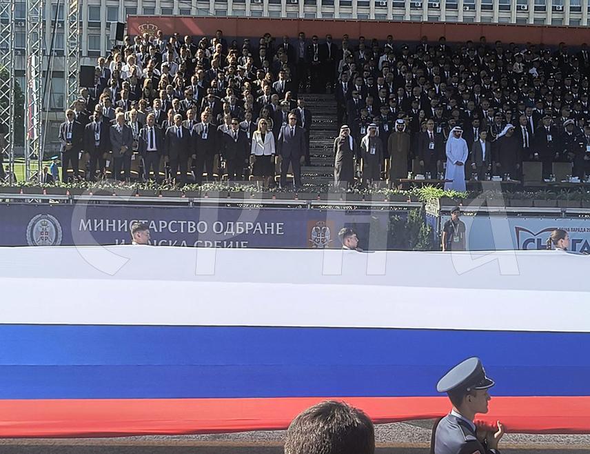 БЕОГРАД, 20. СЕПТЕМБРА /СРНА/ - Застава Србије дуга 300 метара развијена је прије почетка војне параде "Снага јединства" испред Палате Србије у Београду.
