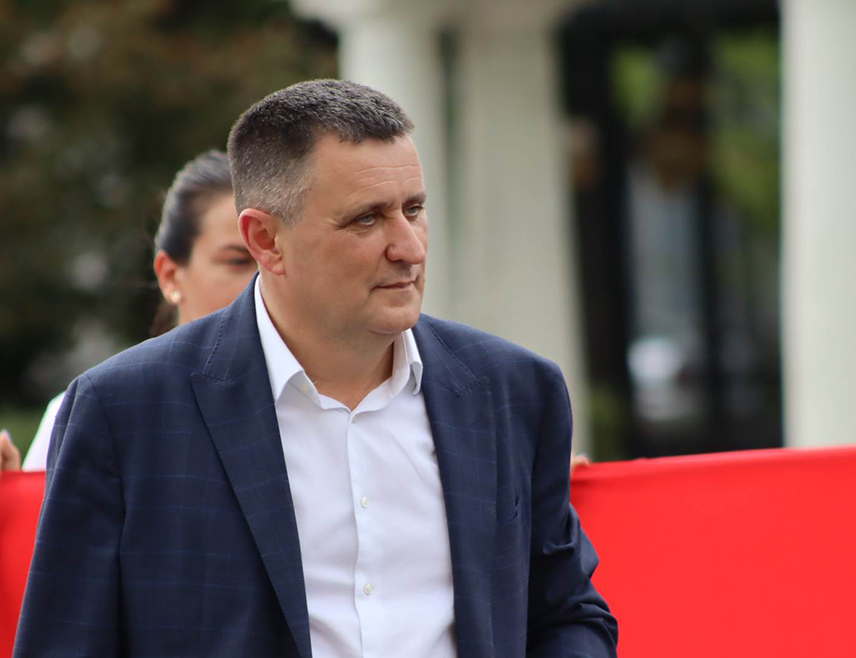 БАЊАЛУКА, 20. СЕПТЕМБРА /СРНА/ - Предсједник бањалучког Градског одбора СНСД-а Владо Ђајић поручио је данас да нема рјешења за садашњу ситуацију у којој се налази Бањалука без смјене и опозива градоначелника Драшка Станивуковића.