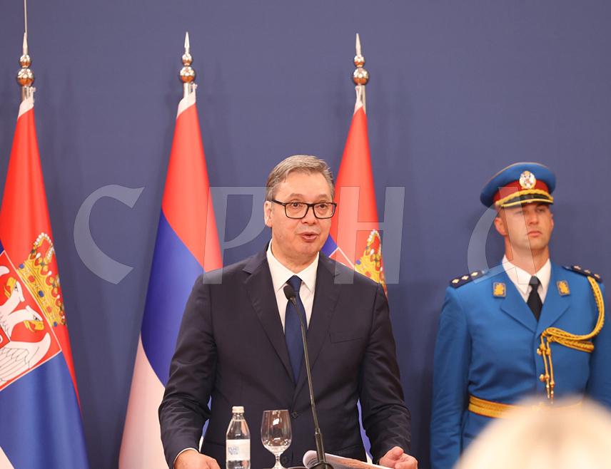 БЕОГРАД, 20. СЕПТЕМБРА /СРНА/ - Предсједник Србије Александар Вучић поручио је на церемонији уручења ордена заслужним појединцима и институцијама поводом Дана српског јединства, слободе и националне заставе у Београду да српски народ снагу црпи из дубоких коријена и да је дужан да је сачува за потомке.