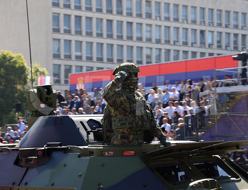 БЕОГРАД, 20. СЕПТЕМБРА /СРНА/ - Предсједник Републике Српске Милорад Додик изјавио је да српски народ може бити сигуран у будућности уз Војску Србије.