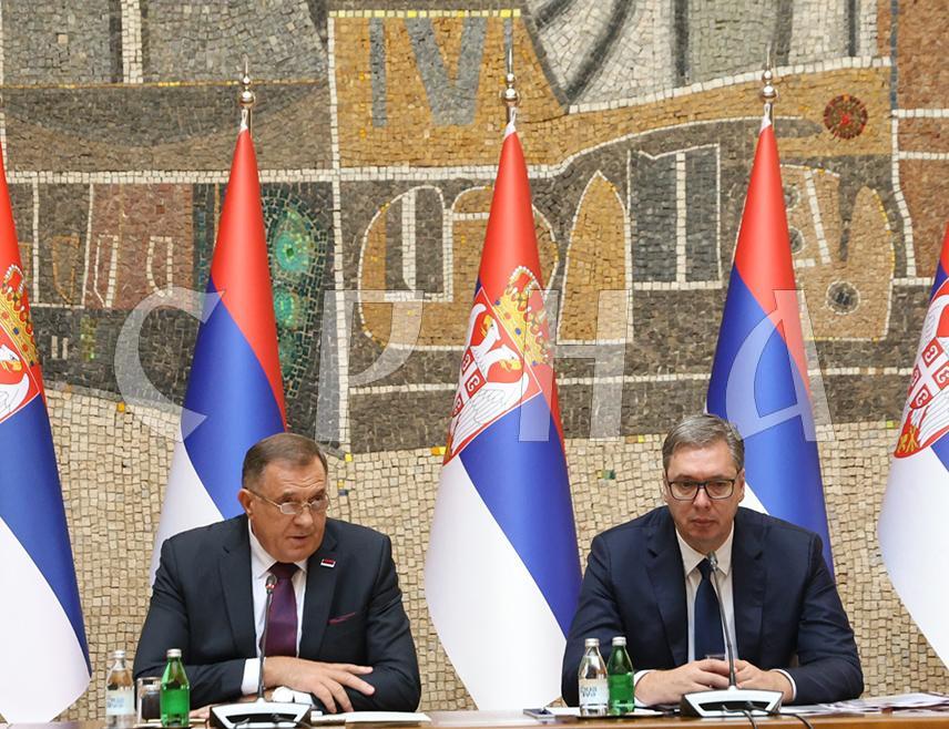 БЕОГРАД, 20. СЕПТЕМБРА /СРНА/ - Предсједник Републике Српске Милорад Додик захвалио је данас предсједнику Србије Александру Вучићу за сву помоћ и подршку пружену Српској.