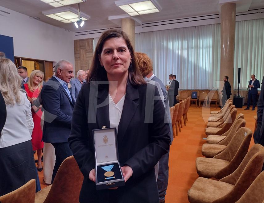 BELGRADE, SEPTEMBER 20 /SRNA/ - The director of the Donja Gradina Memorial Area, Tanja Tuleković, stated that the Golden Medal of Merit for the People, awarded to the institution today in Belgrade, serves as an incentive to continue work on spreading the truth about the suffering of Serbs, Jews, and Roma in Jasenovac and the NDH /Independent State of Croatia/.