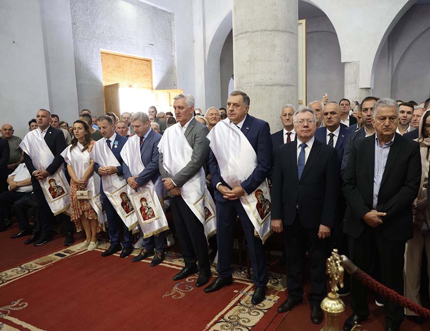 БАЊАЛУКА, 21. СЕПТЕМБРА /СРНА/ - Предсједник Републике Српске Милорад Додик стигао је у Српско-руски храм Преображења Господњег у Бањалуци, гдје је у току служење прве Свете архијерејске литургије.