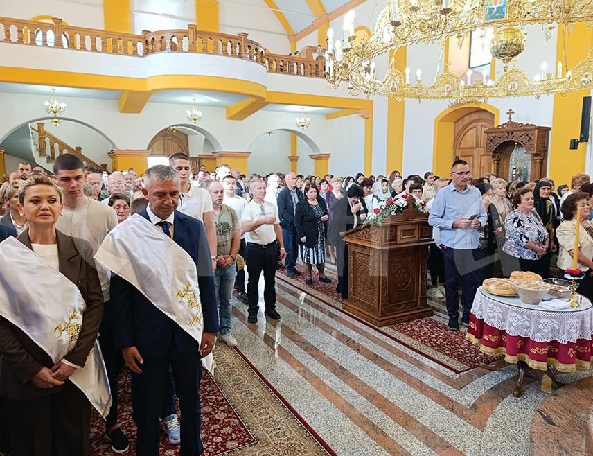 МРКОЊИЋ ГРАД, 21. СЕПТЕМБРА /СРНА/ - У Храму Рођења Пресвете Богородице у Мркоњић Граду данас је прослављена храмовна слава - Мала Госпојина, којој је присуствовао велики број вјерника.