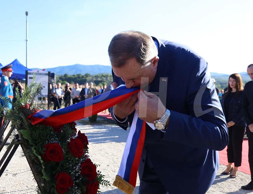 ДОБОЈ, 21. СЕПТЕМБРА /СРНА/ - Предсједник Републике Српске Милорад Додик данас је у Бољанићу код Добоја положио је вијенац на споменик припадницима Југословенске војске у отаџбини који су погинули током спасавања савезничких пилота на Озрену у операцији "Халијард" прије 81 године.