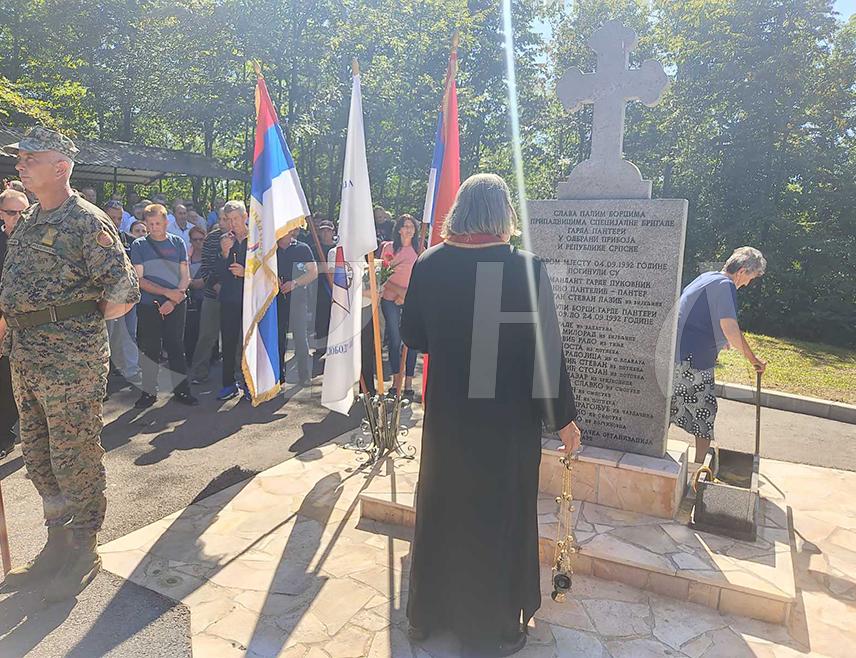 БИЈЕЉИНА, 21. СЕПТЕМБРА /СРНА/ - На Пањику код Лопара данас су обиљежене 33 године од одбране Прибоја, Мајевице и Семберије и освештана је спомен-плоча за 12 бораца који су, поред припадника Гарде "Пантери", погинули у тим борбама.