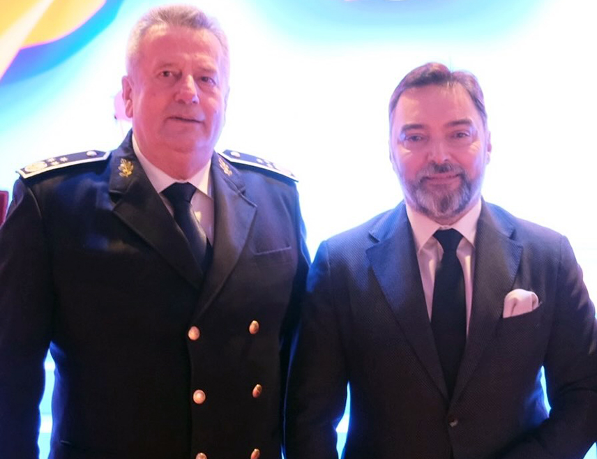 САРАЈЕВО, 21. СЕПТЕМБРА /СРНА/ - Замјеник предсједавајуће Савјета министара Сташа Кошарац истакао је да хистерично Сарајево у континуитету води хајку против начелника Заједничког штаба Оружаних снага БиХ генерала Гојка Кнежевића, коме је дао пуну подршку.