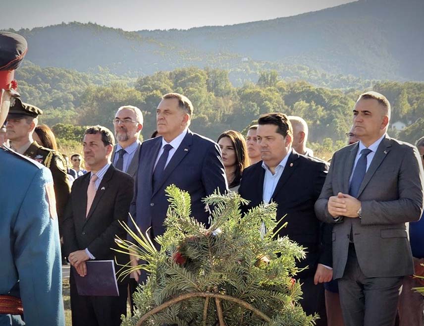 ДОБОЈ, 21. СЕПТЕМБРА /СРНА/ - Предсједник Владе Републике Српске Саво Минић изразио је захвалност српском човјеку са Озрена који је својим чојством спасавао савезничке америчке пилоте.
