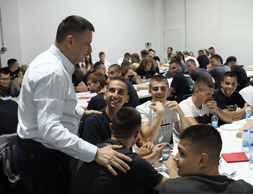 БАЊАЛУКА, 22. СЕПТЕМБРА /СРНА/ - Више од 300 младих приступило је протеклог викенда СНСД-у и ово је једно од најмасовнијих учлањивања младих у посљедње вријеме, саопштено је из Градског одбора СНСД-а Бањалука.