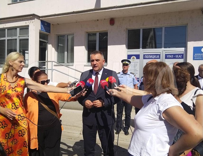 ШАМАЦ, 22. СЕПТЕМБРА /СРНА/ - Премијер Републике Српске Саво Минић изјавио је данас да ће за почетак изградње нове зграде Полицијске станице у Шамцу Влада Српске хитно издвојити 100.000 КМ.