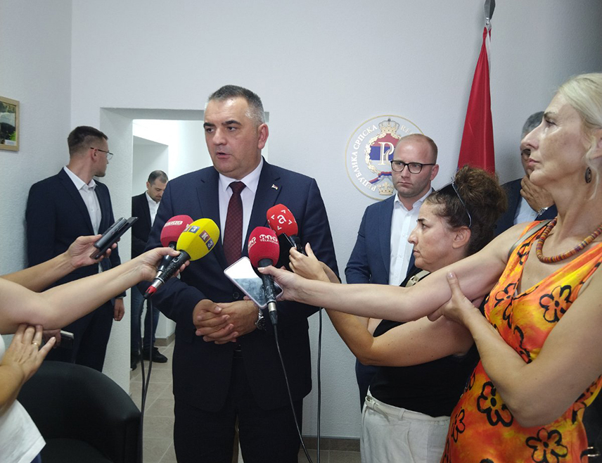 ШАМАЦ, 22. СЕПТЕМБРА /СРНА/ - Предсједник Владе Републике Српске Саво Минић посјетио је данас у Шамцу новоотворене канцеларије Јавне установе "Воде Српске" и Савјетодавне службе Министарства пољопривреде, шумарства и водопривреде и истакао да је један од приоритета Владе да буде што бољи сервис грађанима Српске.