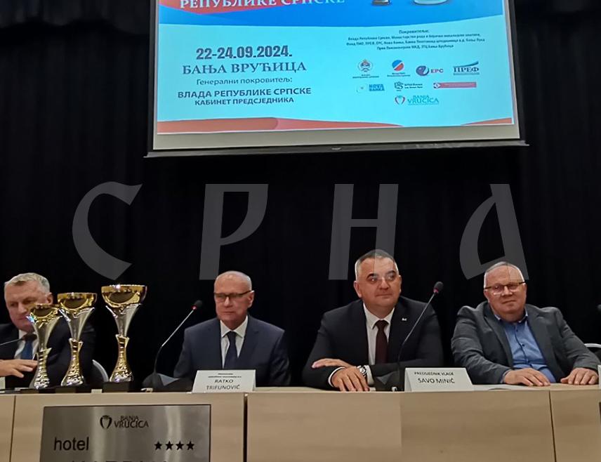 ТЕСЛИЋ, 22. СЕПТЕМБРА /СРНА/ - Премијер Републике Српске Саво Минић рекао је данас да је статус пензионера приоритет и ове Владе и да су први у раду за исплату.