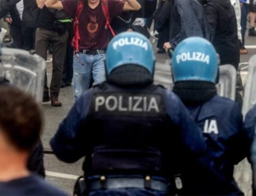 МИЛАНО, 22. СЕПТЕМБРА /СРНА-Ројтерс/ - Током демонстрација у Милану против офанзиве Израела у Гази избили су сукоби у којима је повријеђено око 60 полицајаца, а више од 10 демонстраната је ухапшено.
