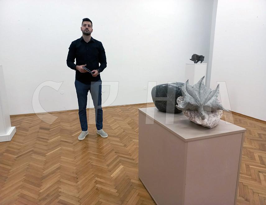 ПРИЈЕДОР, 22. СЕПТЕМБРА / СРНА/ - У Музеју Козаре у Приједору вечерас је отворена изложба скулптура у камену "Моћ, снага природе и камена" Матије Радовића из Подгорице.