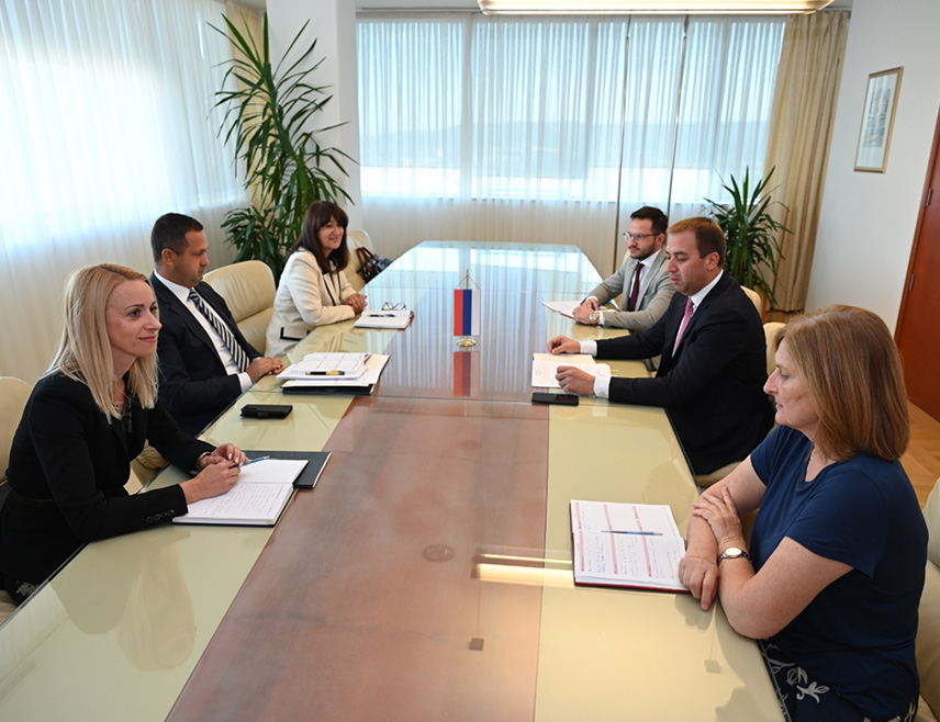 БАЊАЛУКА, 23. СЕПТЕМБРА /СРНА/ - Министар правде Републике Српске Горан Селак затражио је од Нотарске коморе Српске да изврши анализу и припреми приједлог корекције трошкова за купце прве некретнине у Републици Српској како би се младима и другим грађанима олакшало стицање прве некретнине.