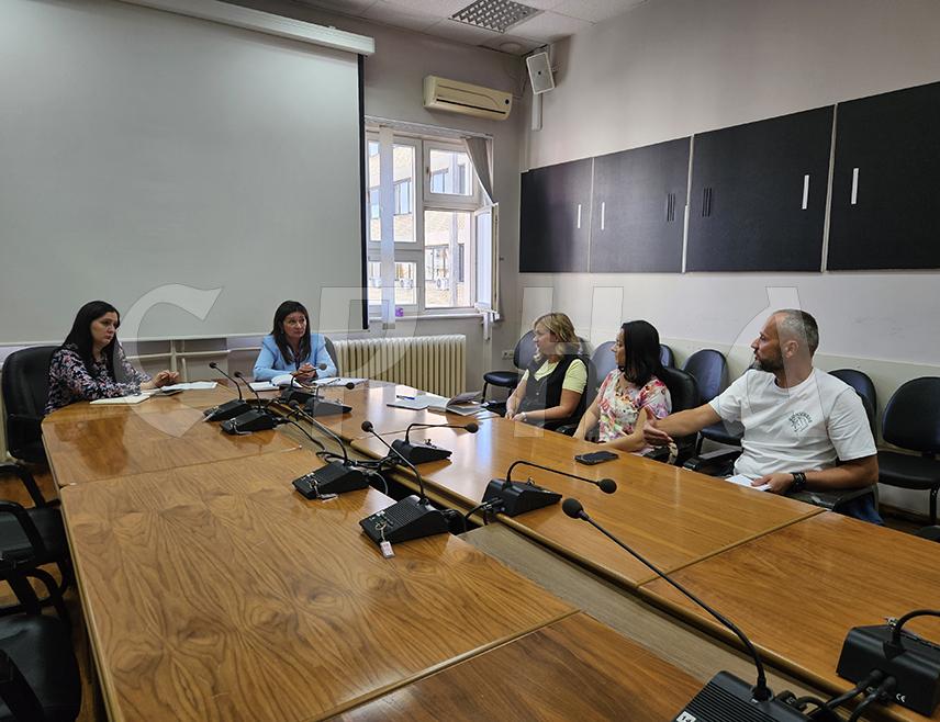 ПРИЈЕДОР, 23. СЕПТЕМБРА /СРНА/ - Град Приједор подржаће регионални Актив психолога школске психологије у промоцији менталног здравља и психолошке подршке с циљем превенције суицида, рекла је в.д. начелника Одјељења за образовање, здравство, социјалну заштиту и пронаталитетну и демографску политику Оливера Брдар Мирковић.