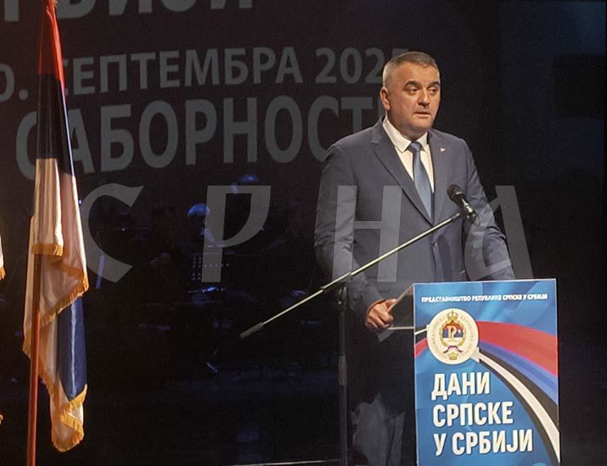 БЕОГРАД, 23. СЕПТЕМБРА /СРНА/ - Предсједник Владе Републике Српске Саво Минић вечерас је у Београду отворио манифестацију "Дане Српске у Србији" и указао на значај јединства јер само тако се чува национални идентитет.
