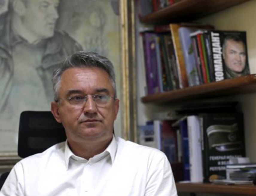 БЕОГРАД, 24. СЕПТЕМБРА /СРНА/ - Генерала Ратка Младића, чије је здравствено стање и даље лоше, прегледаће почетком октобра неуропсихијатар и кардиолог из Србије, рекао је Срни генералов син Дарко Младић.