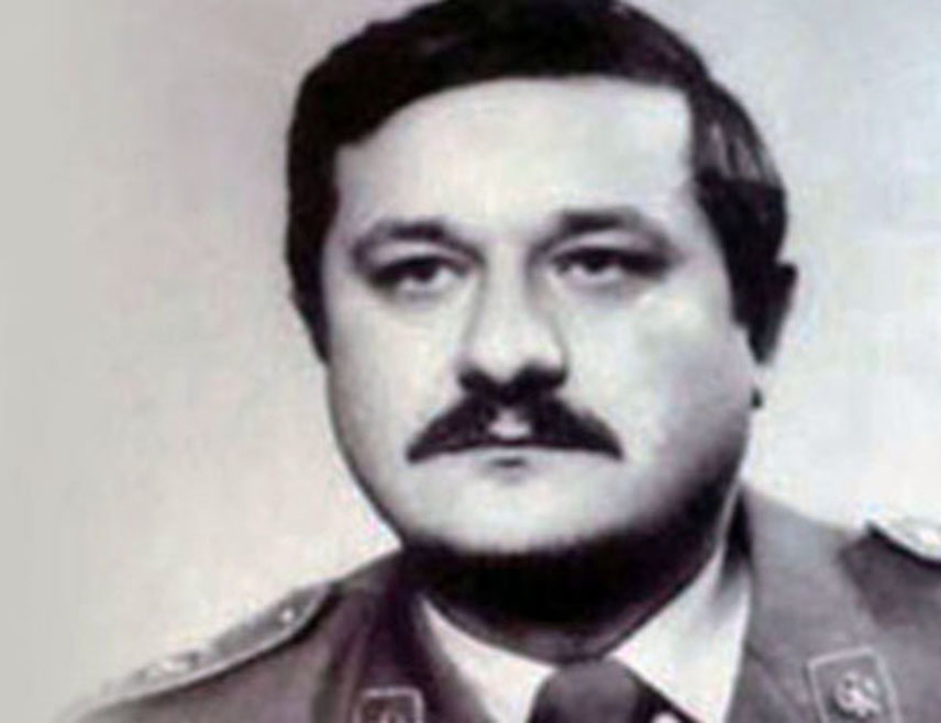 БИЈЕЉИНА, 28. СЕПТЕМБРА /СРНА/ - Мајор Милан Тепић /1957-1991/ погинуо је 29. септембра 1991. године, када је током борби са хрватским паравојним јединицама дигао у ваздух касарну ЈНА у Бјеловару, не желећи да непријатељу преда складиште са оружјем.