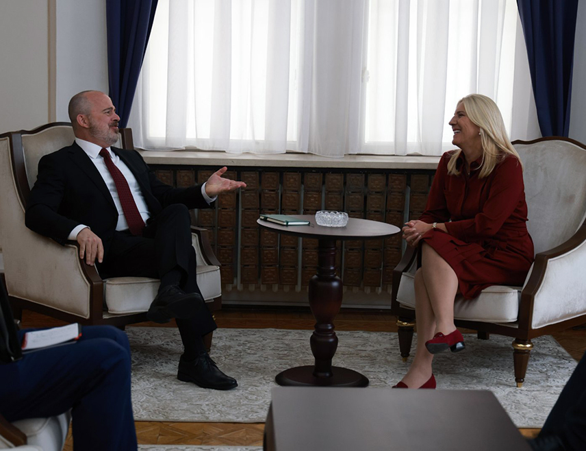 SARAJEVO, SEPTEMBER 24 /SRNA/ – During today's meeting in Sarajevo with the newly appointed US Embassy Charge d'Affaires in BiH John Ginkel, the Serb member of the BiH Presidency Željka Cvijanović expressed full support for the peace policy of US President Donald Trump and his administration, aimed at ending conflicts, wartime destruction, and civilian suffering worldwide.