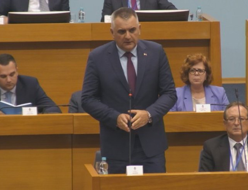 БАЊАЛУКА, 24. СЕПТЕМБРА /СРНА/ - Предсједник Владе Републике Српске Саво Минић рекао је да се опозиција не може изјаснити о националном питању, о чему се расправља на посебној сједници Народне скупштине Српске.